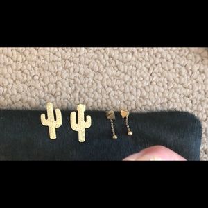 🌿2 pairs of Madewell earrings.